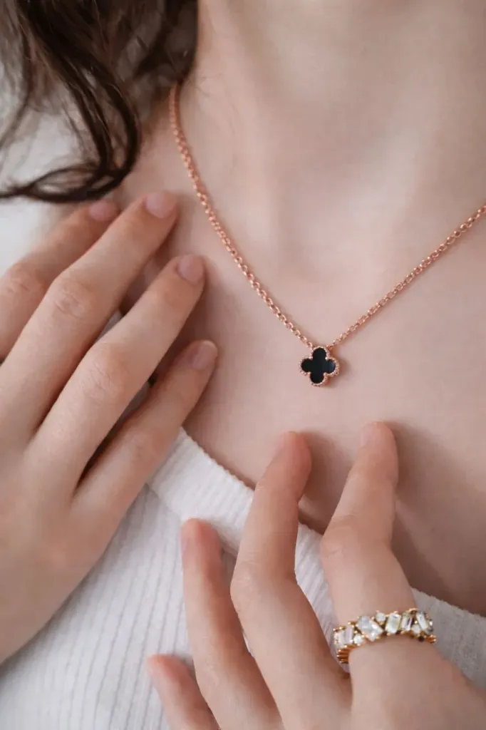 [KZ 020] Clover Pendant Necklace with Black Enamel